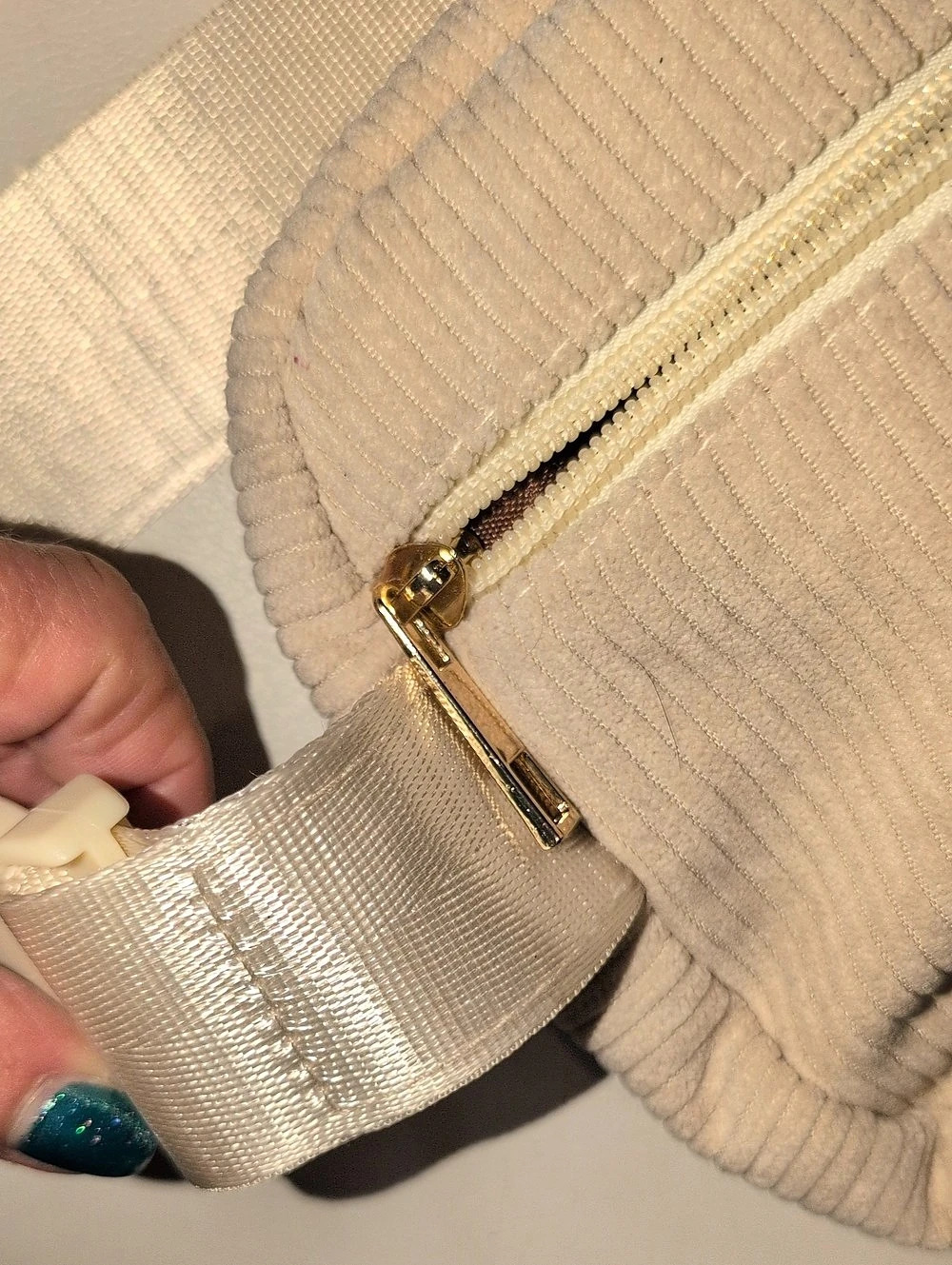 Cream Ribbed Crossbody Bag With An "R" Patch On Front - Picture 4 of 12